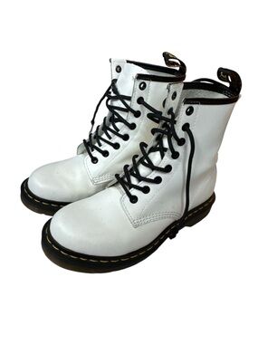 Dr. Martens 11821 white smooth leather combat boots black laces US Size 7